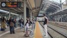 Pasajeros esperando su tren en la estacin de Santiago