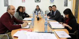 <span lang= es-es >Un cargo de apenas unos minutos</span>. Ayer tomaron posesi�n los nuevos miembros del pleno del consorcio comarcal de bomberos; y acto seguido ratificaron la disoluci�n de la agrupaci�n. Apenas cinco minutos duraron la delegada de la Xunta, Marisol D�az, el director xeral de Emerxencias, Luis Menor, los diputados Juan Anta y Pablo P�rez, y la alcaldesa de A R�a, Mar�a Albert en el cargo. 
