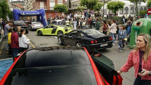 Joyas de la automocin deportiva en O Carballio.Decenas de vehculos de alta gama se reunieron en la plaza Maior