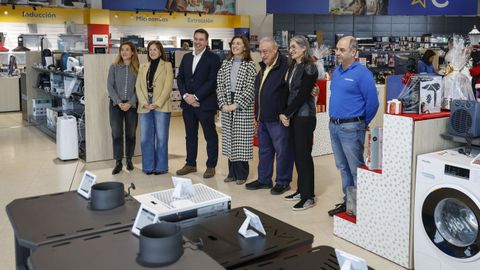 ngeles Vzquez, conselleira de Medio Ambiente, visit la tienda de Bermello en Quintela de Canedo