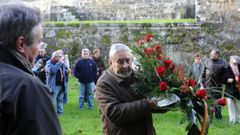 Un emocionado Gabriel, el recordado hijo de la asesinada Amada Garca, lleva flores en 2011 al castillo de San Felipe donde fue fusilada. 