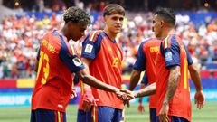 Pedro Porro y Lamine Yamal se saludan tras el segundo gol de Espa�a ante Austria.