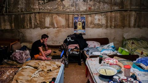 Un hombre juega a un videojuego en un b�nker de Donetsk.