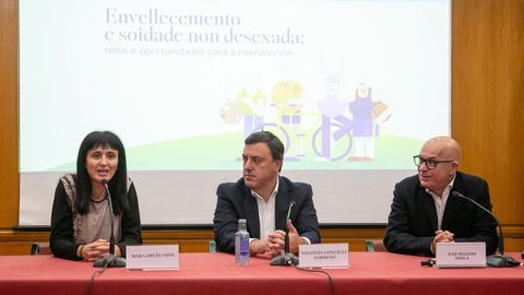 Mar García Vidal, Valentín González Formoso y Xosé Regueira, ayer en el Pazo de Mariñán.