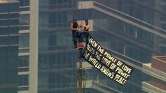 La pareja subida al Empire State Building de Manhattan.