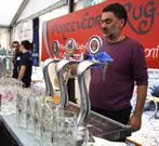 Unas seis mil personas diarias pasaron por la Outubrofest, que remat� ayer en O Teucro. M�s de 200 voluntarios de la familia del rugbi, entre ellos el concejal Demetrio G�mez, se encargaron de atender a la multitudinaria y variada clientela, que degust� 7.000 litros de cerveza, 10.000 salchichas y 800 codillos.        