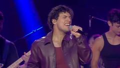 Martín Yáñez, «Tinho», interpreta la canción «Hold the Line»