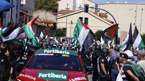  Manifestantes muestran su apoyo a Palestina y su rechazo a la participacin del equipo Israel Tech durante la decimocuarta etapa de la Vuelta ciclista a Espaa que se disputa este sbado sobre 135,9 kilmetros en Asturias con comienzo en Avils y final en las duras rampas del Alto de la Ferrapona, en los lagos de Somiedo. 