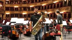 Miguel Franqueiro coa s�a tuba no Teatro alla Scala, en cuxa orquestra foi admitido o pasado ano