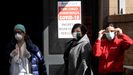 Mujeres con m�scaras protectoras, a las puertas de un hospital en N�poles
