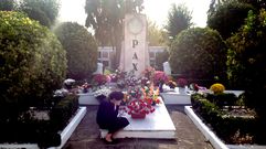 Una mujer en el cementerio gijon�s de Ceares, en el d�a de Todos los Santos