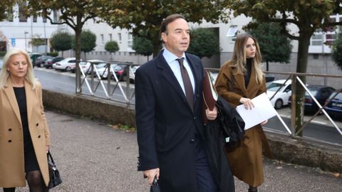 El abogado de la familia Quer a la entrada  de la seccin sexta de la Audiencia Provincial de A Corua, con sede en Santiago