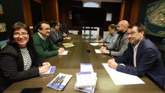 Imagen de archivo de la comisi�n negociadora del presupuesto de Pontevedra para este 2026, con los concejales del BNG a la izquierda y los del PSOE a la derecha