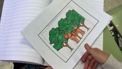Deberes realizados por una alumno en un aula de refuerzo.