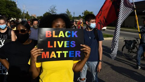 Varios manifestantes protestan en Kenosha, Wisconsin, por el tiroteo por parte de un polica que casi acaba con la vida de Jacob Blake