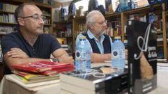 Alfonso Blanco,  esquerda, con Pepe Carballude, que fora o seu mestre de Latn en Carballo 
