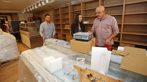 Alfredo Pedreira y sus hijos, Aldara y Xoán, ultiman estos días la apertura de su nuevo local de Confiterías Landín en Pontevedra