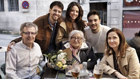 Olimpia, en el centro, rodeada de su hijo, sus nietos y su nuera, en los vinos de Ourense