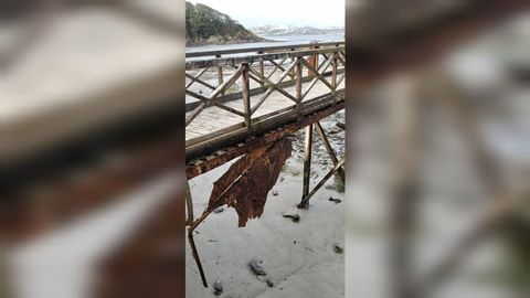 Trozo de hierro desprendido de la pasarela de Santa Cruz, en Oleiros.