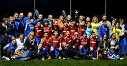 El Luis Calvo y los aficionados celebraron la clasificaci�n en el campo Manuel Jim�nez.