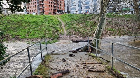 �rea recreativa de Os Carr�s, con la crecida del r�o Barba�ica en Barbad�s.