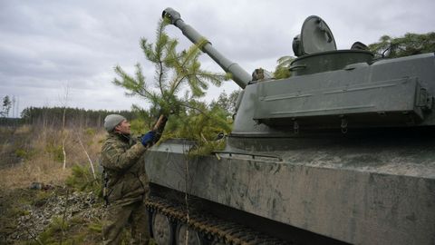 El ejrcito ucraniano trata de camuflar sus tanques 