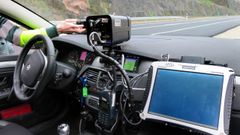 Un radar de la Guardia Civil operando en modo est�tico en una caretera gallega