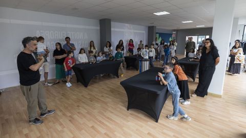 Manualidades astrof�sicas, actividad para p�blico familiar en la ma�ana de ayer
