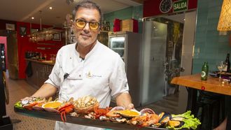 En un local hist�rico, con vistas al puerto y a la fachada atl�ntica de Camari�as, el restaurante A Marina es ya un cl�sico de los productos del mar, todos de proximidad y de temporada, como es evidente. Y a precios que no escaldan.