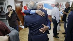 Tom�, de espaldas, recibe el abrazo de un simpatizante en la sede del PSOE