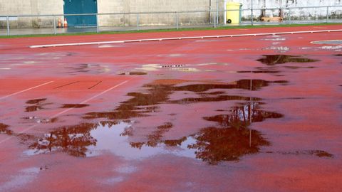 ABANDONO, DESPERFECTOS EN LA PISTA DE ATLETISMO DEL CAMPO MUNICIPAL DE A ALTA. POR LO QUE PERDIO LA HOMOLOGACION