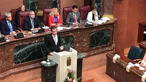 El portavoz de Vox en la Asamblea de Murcia, Juan Jos� Liarte, durante su intervenci�n en el debate de investidura del presidente auton�mico
