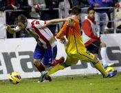 Pablo �lvarez, march�ndose de un rival en el partido contra el Barcelona B.