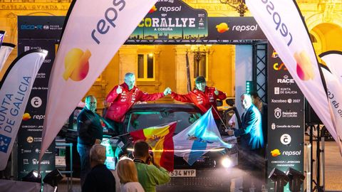 Cubi y Shirley, en la salida del Repsol EcoRallye A Coru�a.