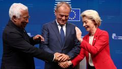 En el centro, el primer ministro de Polonia, Donald Tusk, a la izquierda Antonio Costa, presidente del Consejo Europeo y a la derecha Ursula Von Der Leyen, presidenta de la Comisin Europea