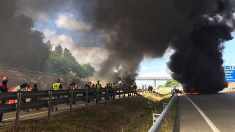 La A-8 permanece cortada en los dos sentidos, con barricadas de neum�ticos ardiendo y los trabajadores completando la barrera