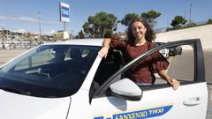 Paula Torres, una joven de 25 a�os, conduce un taxi por las calles de Sanxenxo 