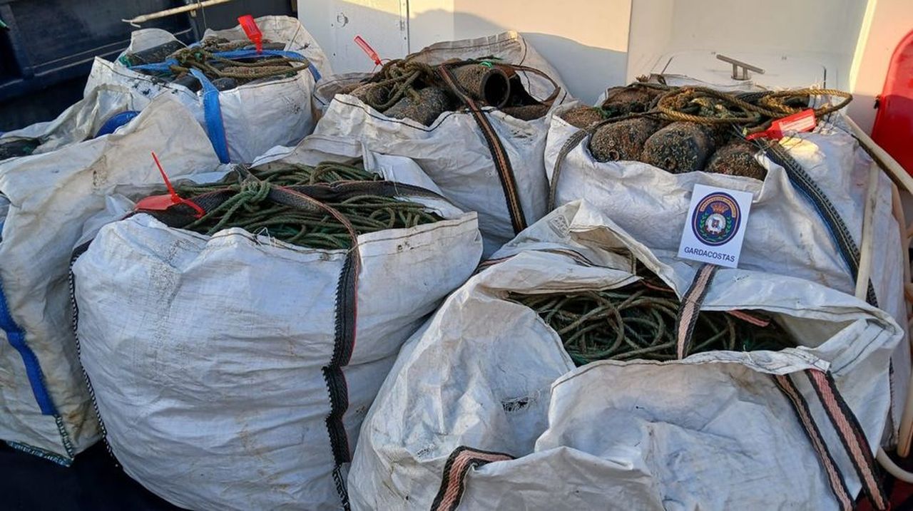 Gardacostas incauta 225 kilos de pescado y marisco, además de 770 artes de pesca, entre Corrubedo y Baiona