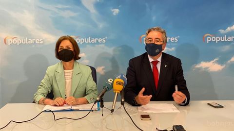 �ngeles Fern�ndez-Ahuja y Pablo Gonz�lez en la sede del PP en Gij�n