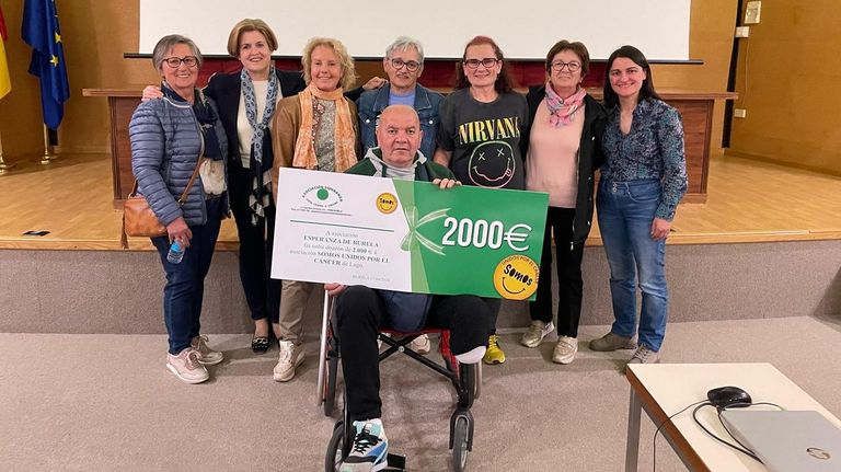Foto de archivo de la entrega de un donativo de la asociación Esperanza a Somos Unidos por el cáncer