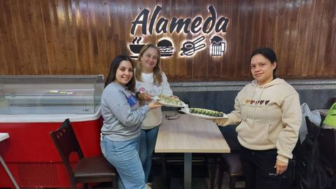 Paola, Madelyn y Cirenia pesentan los platos de sushi del Caf� Bar Alameda