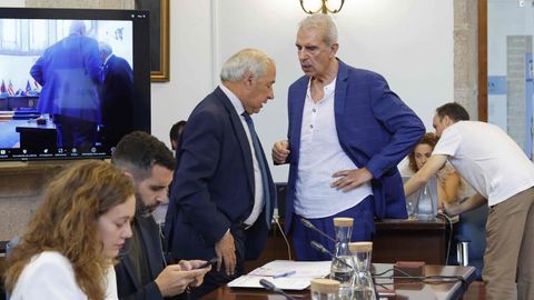 Jos� Tom� hablando con el secretario provincial de la Diputaci�n antes de comenzar el pleno