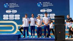 Los gallegos Mateo Garc�a y Mario M�ndez, con el relevo mixto espa�ol, en el podio tras ganar el bronce