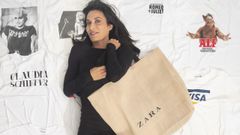 En la imagen, Sara Vzquez, responsable de Tendencias de Euro Prosem, con la shooping bag que la empresa ide para Zara, de yuca.