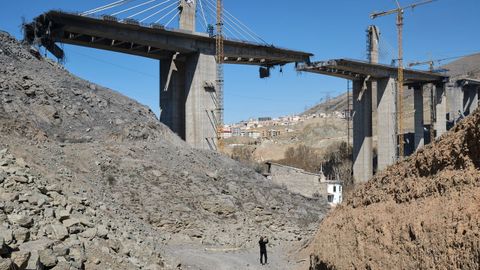 Vista del puente B1 de la ciudad de Karaj, bombardeado el jueves por Estados Unidos