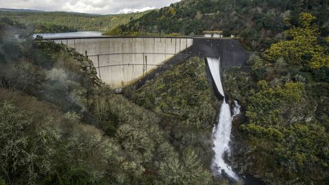 Presa del embalse de Albarellos en el río Avia.