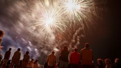 Lanzamiento de fuegos artificiales en las Fiestas del Carme dos Pincheiros de A Pobra.