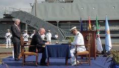 El director de Reparaciones de la r�a firm� el acta de entrega con un representante de la Marina argelina.