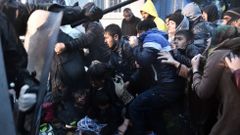 Un ni�o queda atrapado en una avalancha de refugiados en Lesbos