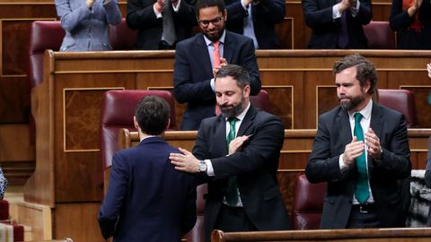 Santiago Abascal, de Vox, felicita a Sergio Sayas, de Navarra Suma, tras su intervencin